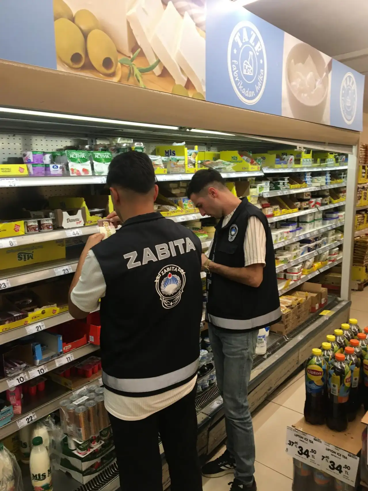 Yunusemre Zabıtası’ndan marketlere denetim: Raflardan toplatılan ürünler imha edildi