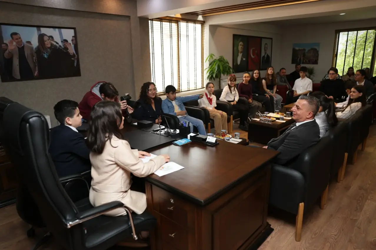 Başkan Hakan Şimşek koltuğunu Janset Nare Oğuz ve Deniz Ege Kılınç’a devretti (2)