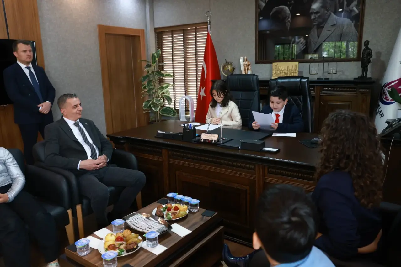 Başkan Hakan Şimşek koltuğunu Janset Nare Oğuz ve Deniz Ege Kılınç’a devretti