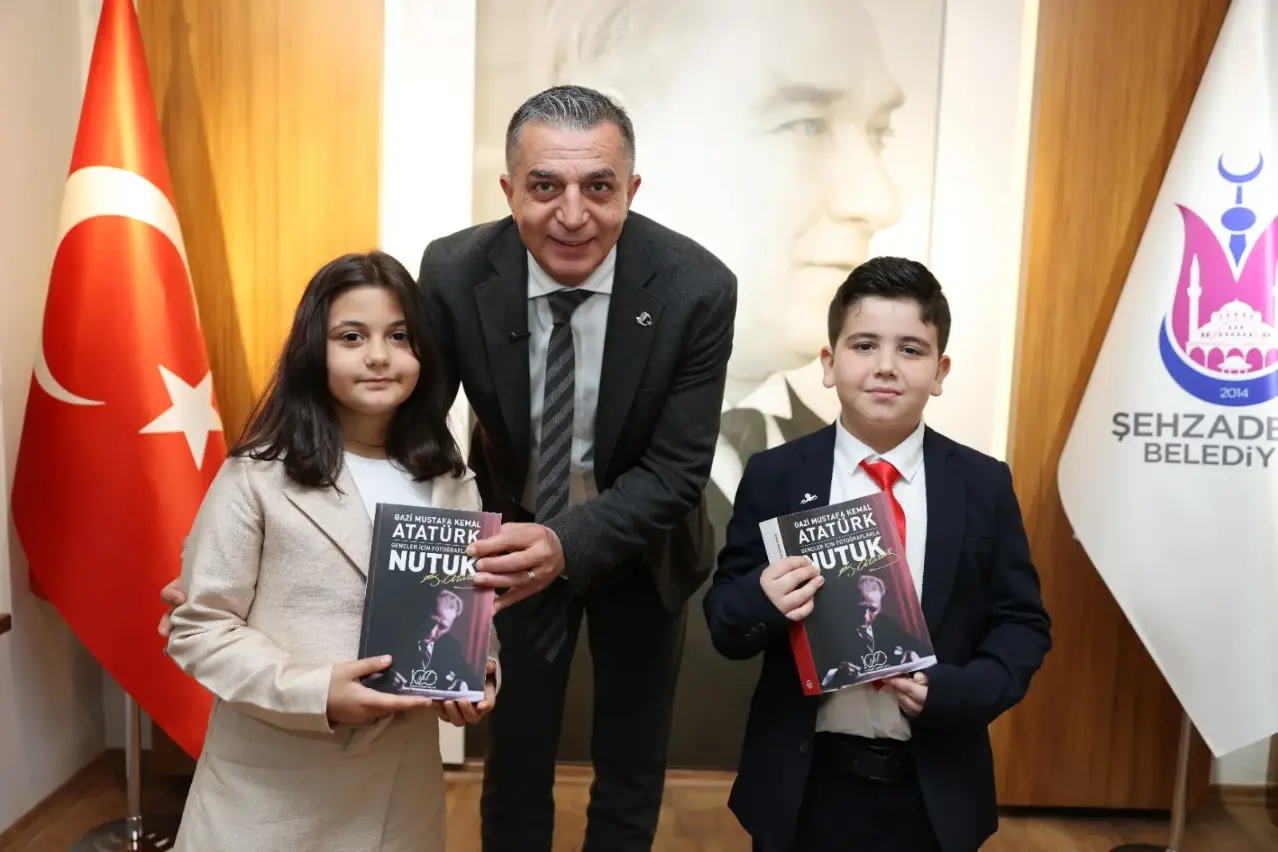 Başkan Hakan Şimşek koltuğunu Janset Nare Oğuz ve Deniz Ege Kılınç’a devretti (7)