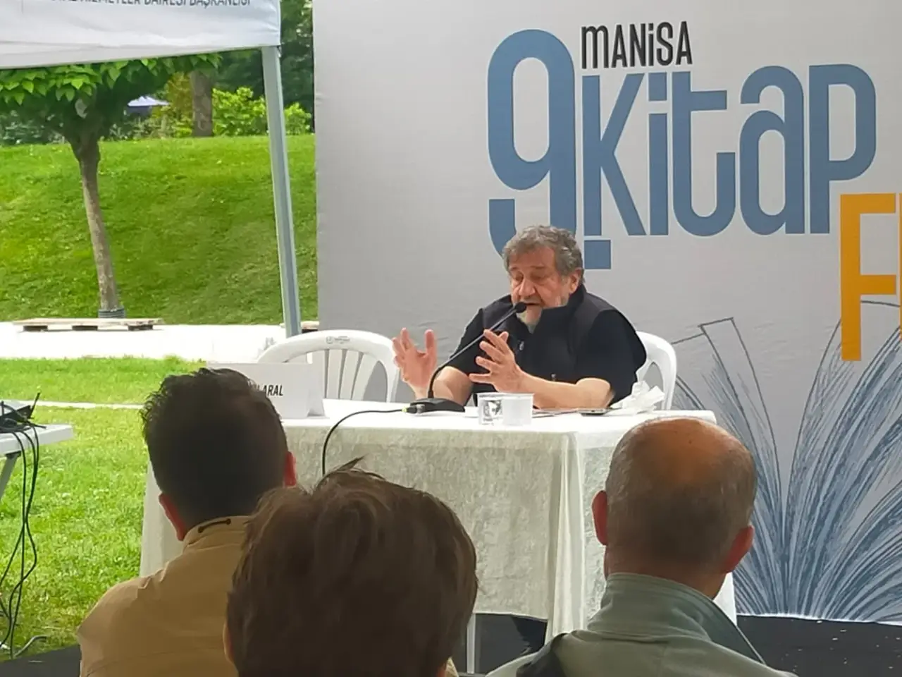 Çoşkun Aral Manisa Kitap Fuarı’nda söyleşi ve imza gününde okurlarıyla buluştu