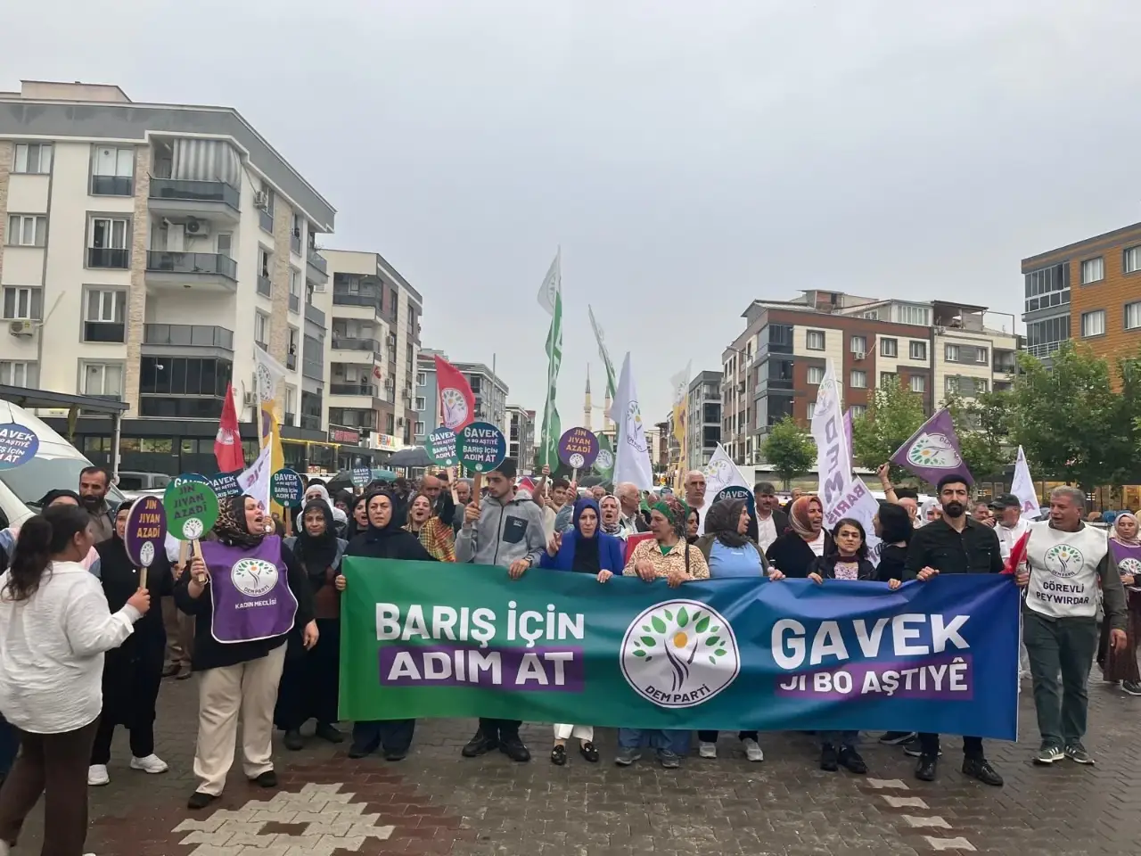 Manisa’da 'Barış İçin Adım At' yürüyüşü: Demokratik çözüm için ortak mücadele büyütülmeli